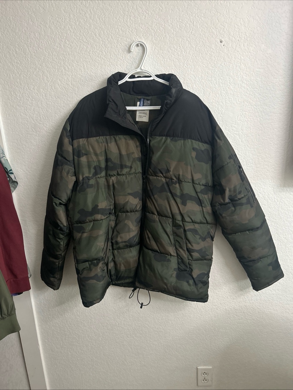 H&M Men's Camouflage Puffer Jacket - Green & Black